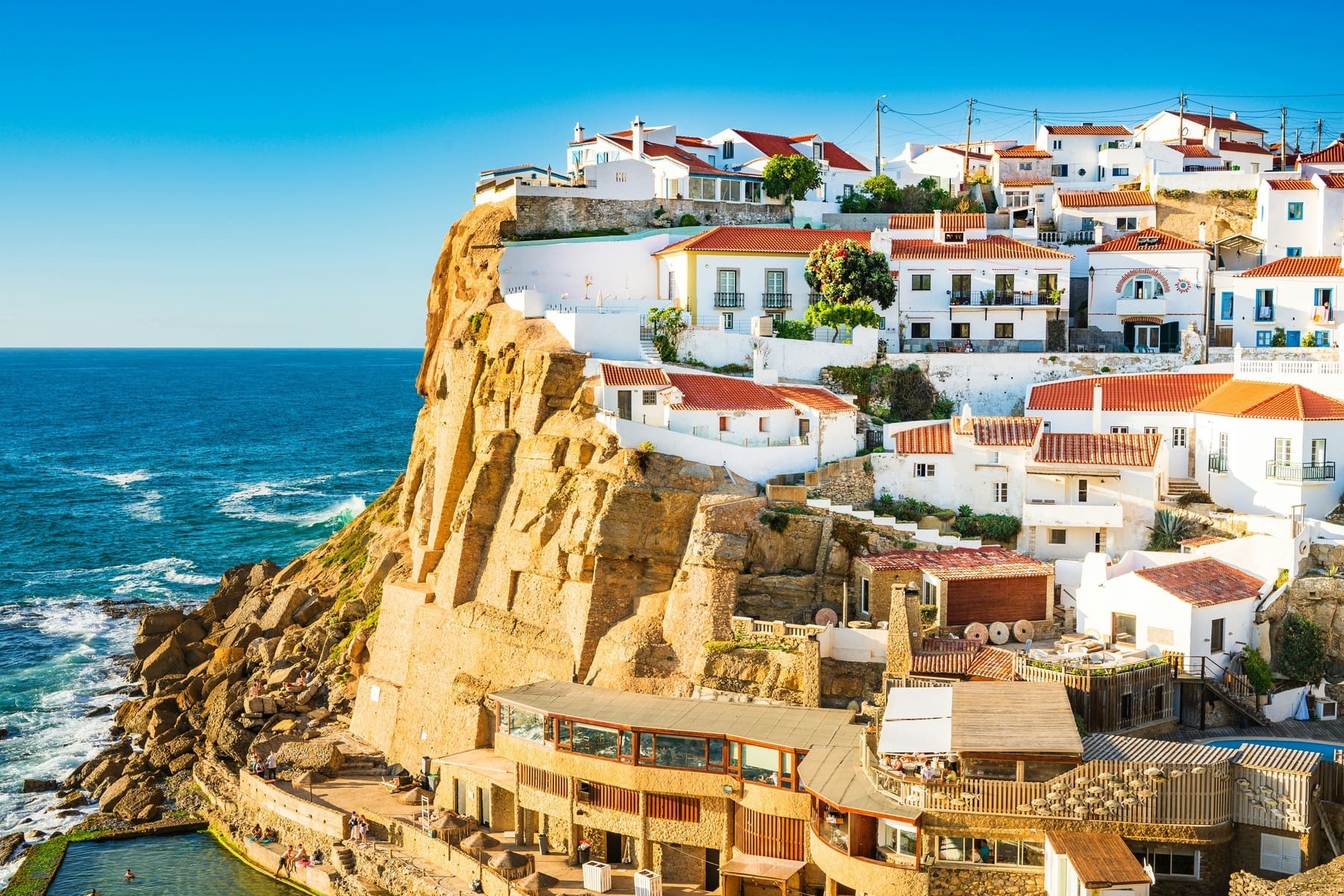 Portugiesische Küstenarchitektur als reale Kulisse für eine langfristige Aufenthaltsentscheidung
