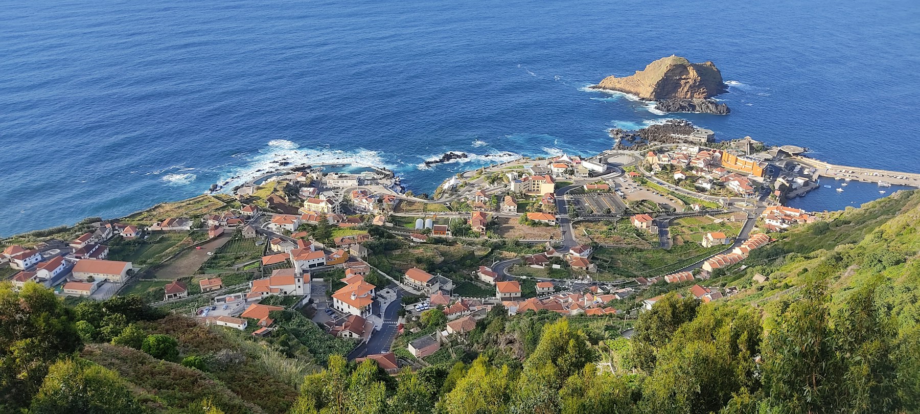 Atlantische Küstengemeinde auf Madeira, Portugal, aus erhöhter Perspektive